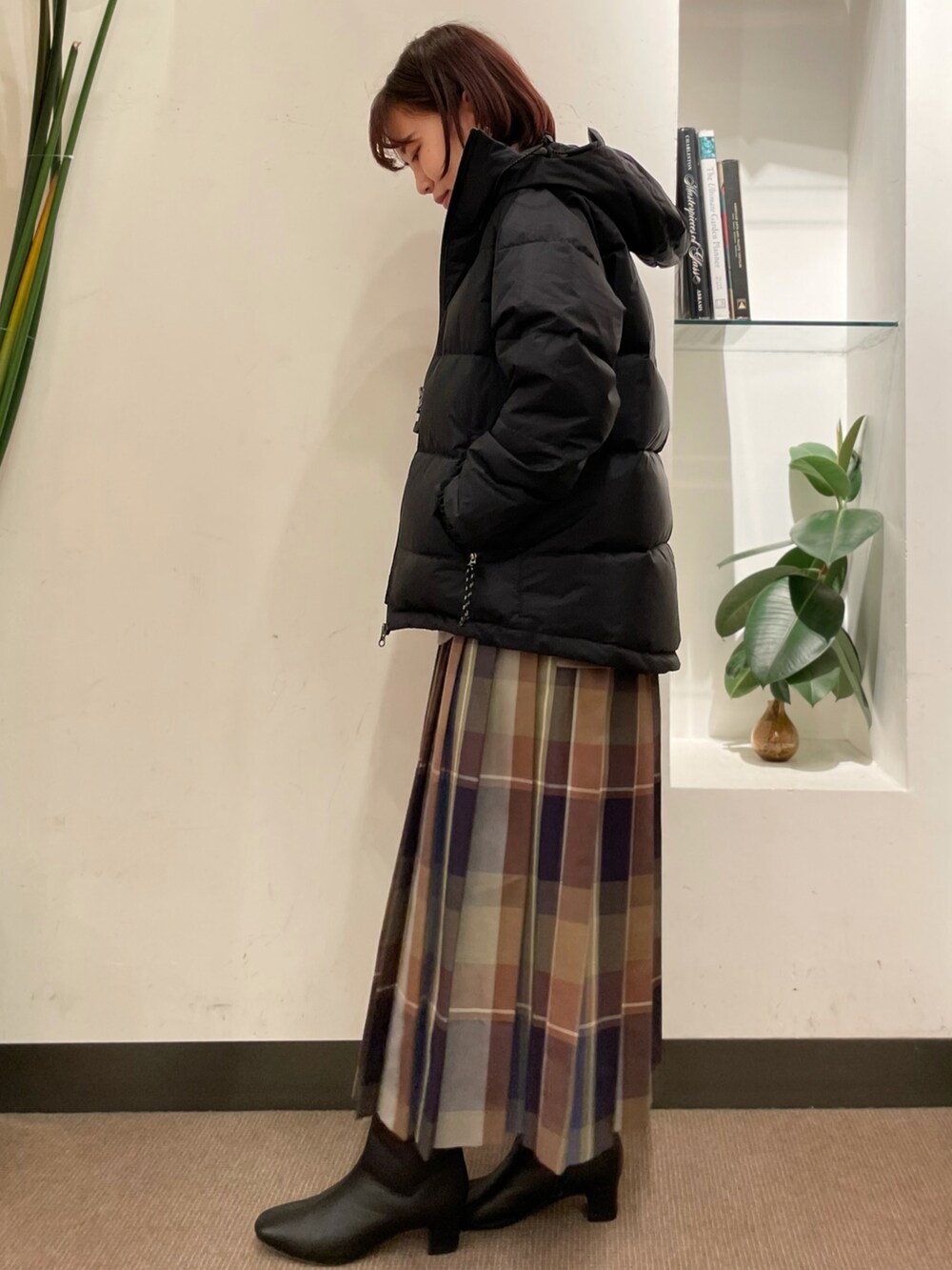 「URBAN RESEARCH DOORS、URBAN RESEARCH DOORS WOMENS、アーバンリサーチドアーズ、ナンガ、NANGA、NANGA別注、ダウンジャケット、チェックスカート、冬コーデ、冬アウター、チェック柄に恋してる」｜「URBAN RESEARCH DOORSのカラーチェックプリーツスカート（スカート、ブルー系）」を使った、ホンダ マユさん（レディース・152cm）の冬コーディネートの2枚目の写真