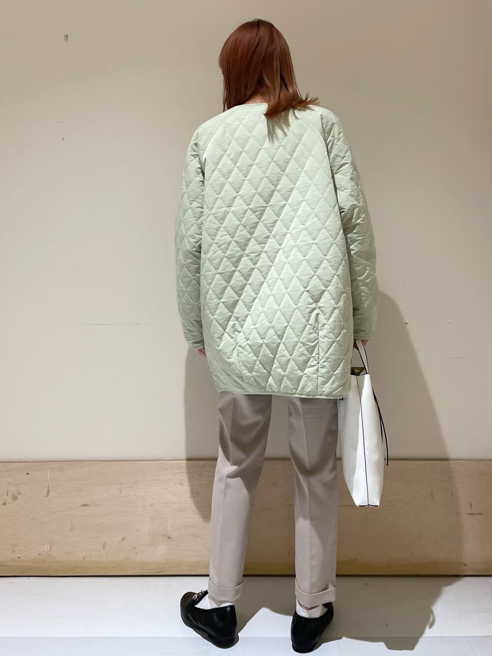 「URBAN RESEARCH DOORS、URBAN RESEARCH DOORS WOMENS、アーバンリサーチドアーズ、キルトジャケット、カポック、ボーダー、ボーダートップス、イージーパンツ、ローファー、ビットローファー、春服デビュー宣言、今日のコーデ、シンプル、春コーデ、低身長コーデ」｜「URBAN RESEARCH DOORSのストレッチテーパードイージーパンツ（その他パンツ、ベージュ系）」を使った、ホンダ マユさん（レディース・152cm）の春コーディネートの4枚目の写真