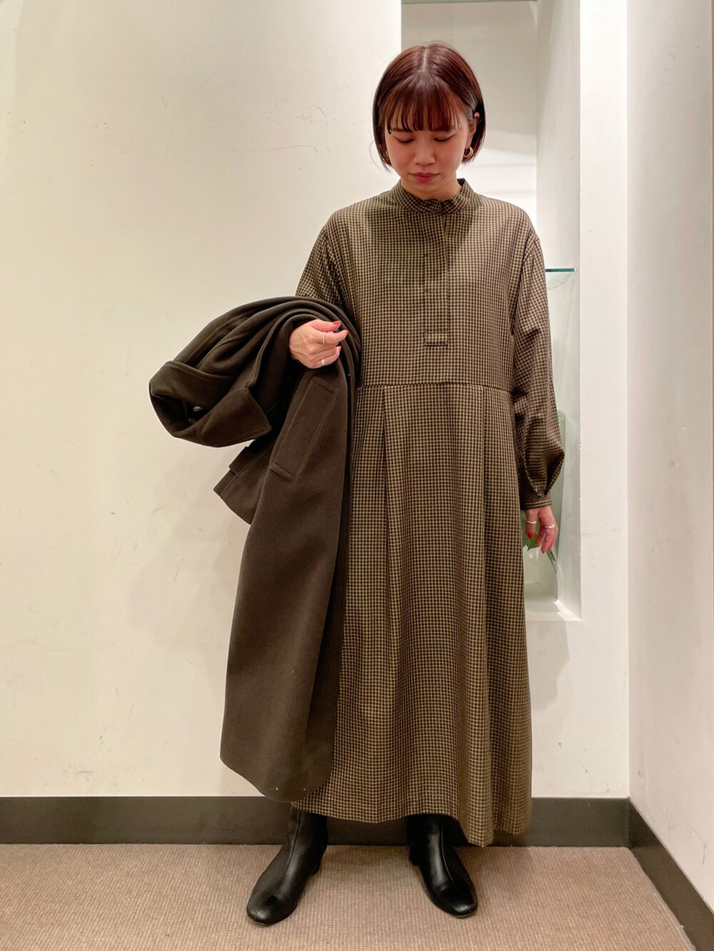 「チェック、ブーツ、ウールコート、ロングコート、休日スタイル、チェックワンピース、URBAN RESEARCH DOORS、低身長コーデ、アーバンリサーチドアーズ、URBAN RESEARCH DOORS WOMENS、冬アウター、冬アウター着回しチャレンジ、冬コーデ、シンプルコーデ、チェック柄に恋してる」｜「URBAN RESEARCH DOORSのバルーンスリーブ切替ワンピース（ワンピース、その他）」を使った、ホンダ マユさん（レディース・152cm）の秋コーディネートの2枚目の写真