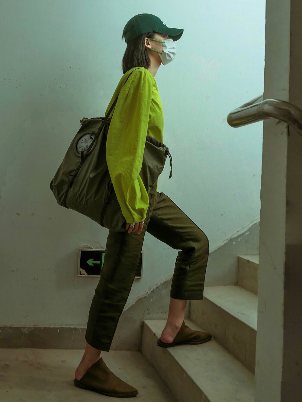 イエロー系のシャツ/ブラウスを着用したレディースの秋コーディネートの2枚目の写真