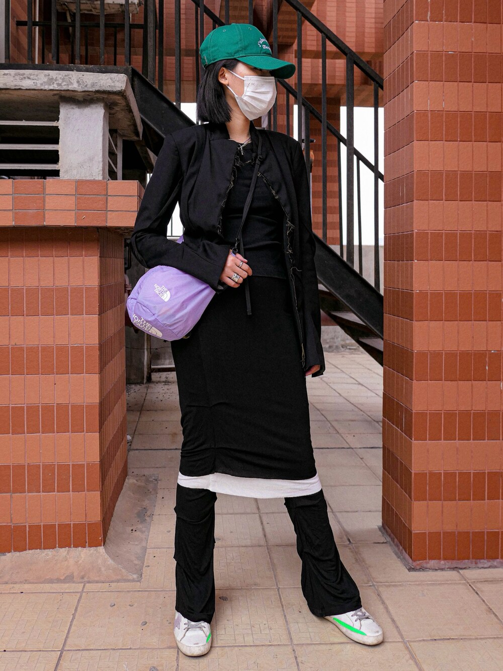 ブラック系のパンツを着用したレディースの秋コーディネートの3枚目の写真