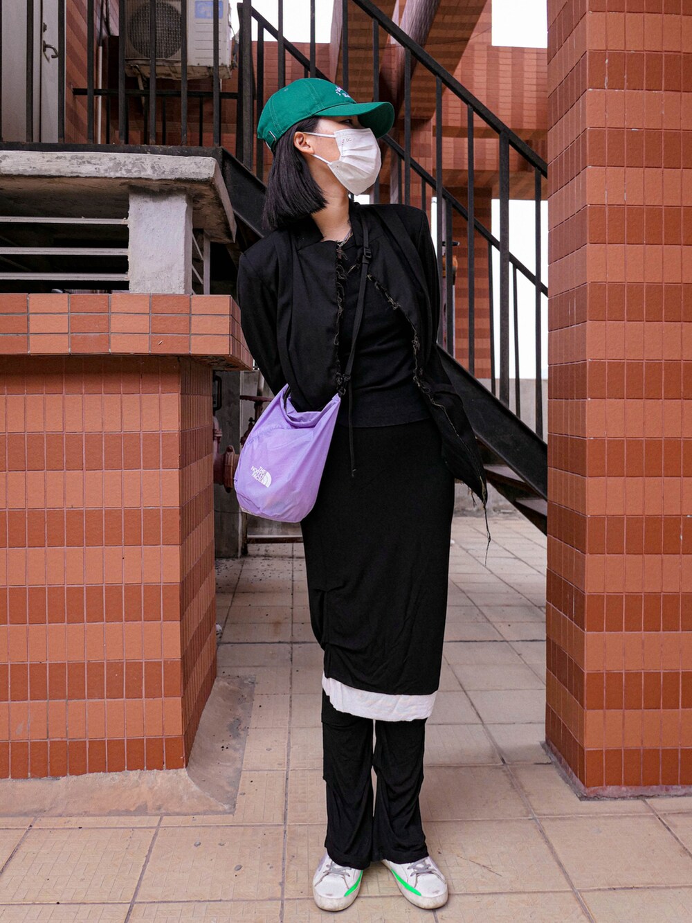 ブラック系のパンツを着用したレディースの秋コーディネートの2枚目の写真