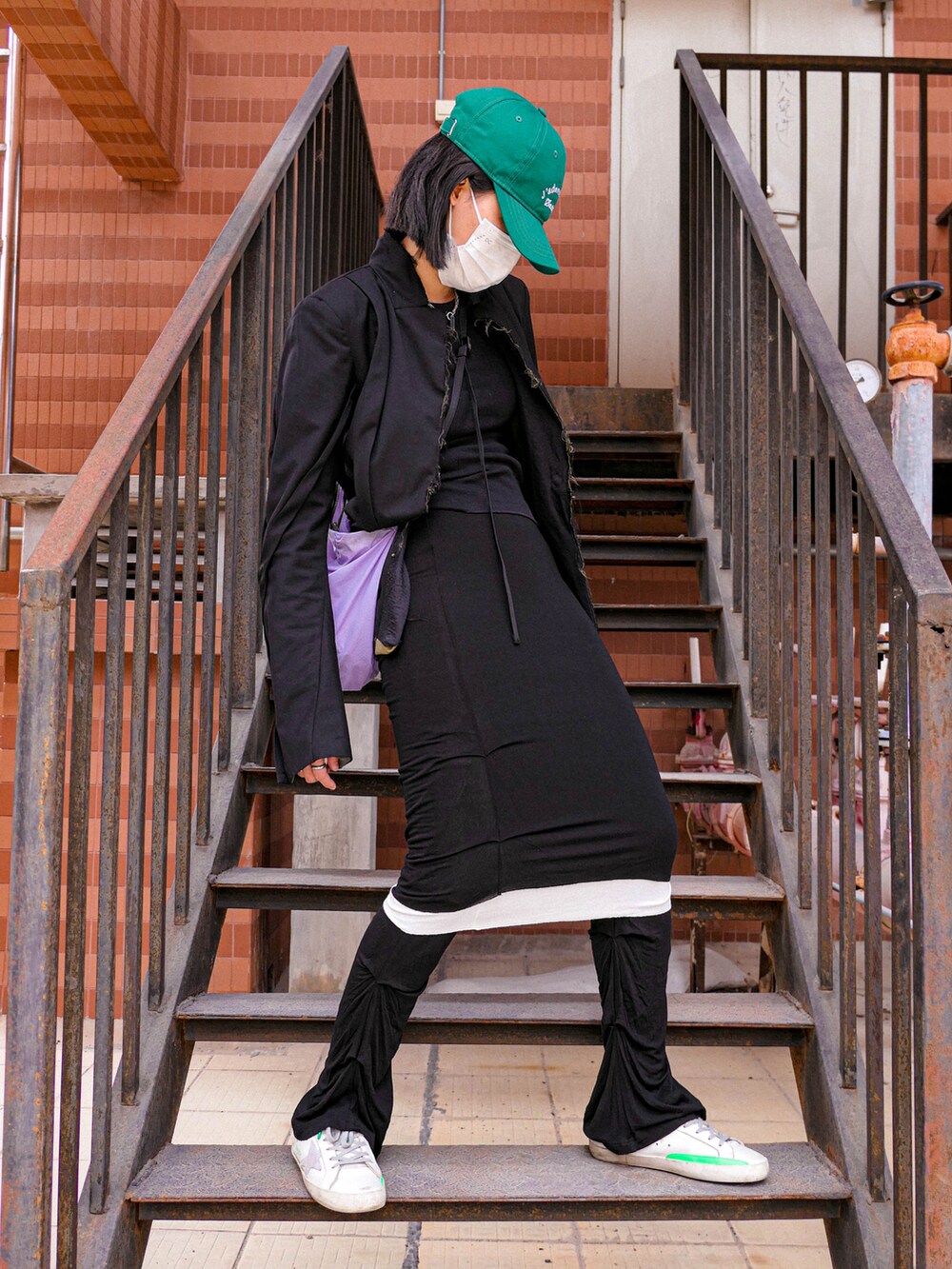 ブラック系のパンツを着用したレディースの秋コーディネートの4枚目の写真