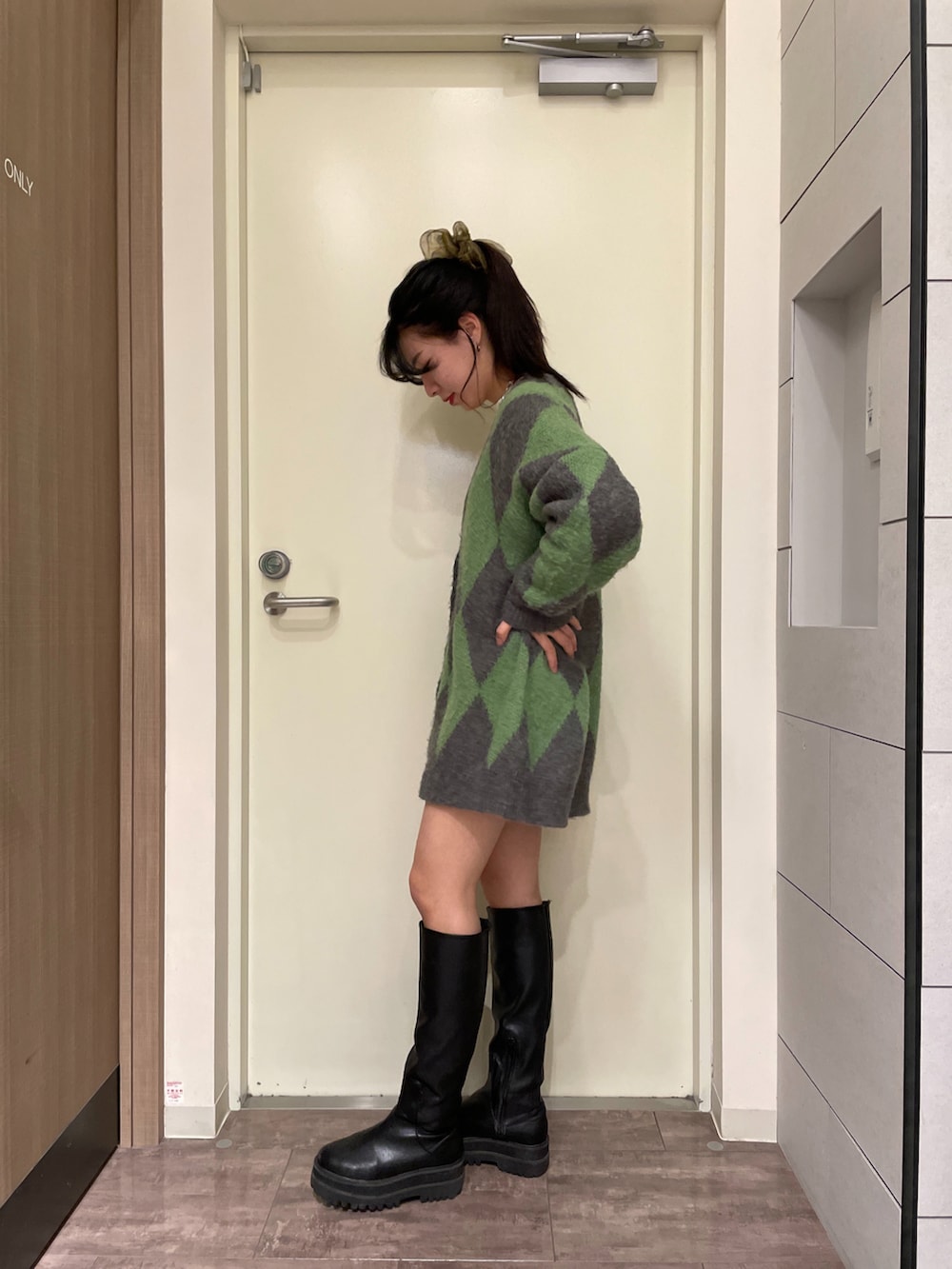 「JEANASiS、ジーナシス、カラーパレット、韓国ファッション、カラーニット、ビッグシルエット、レイヤードスタイル、シンプルコーデ、グリーン、カーディガン、ロングブーツ、Tシャツ、ロンT、ミニスカート、レザースカート」｜「JEANASISの5GダイヤガラキモウVカーディガン/258140（カーディガン/ボレロ、グリーン系）」を使った、Ayukaさん（レディース・159cm）の冬コーディネートの3枚目の写真