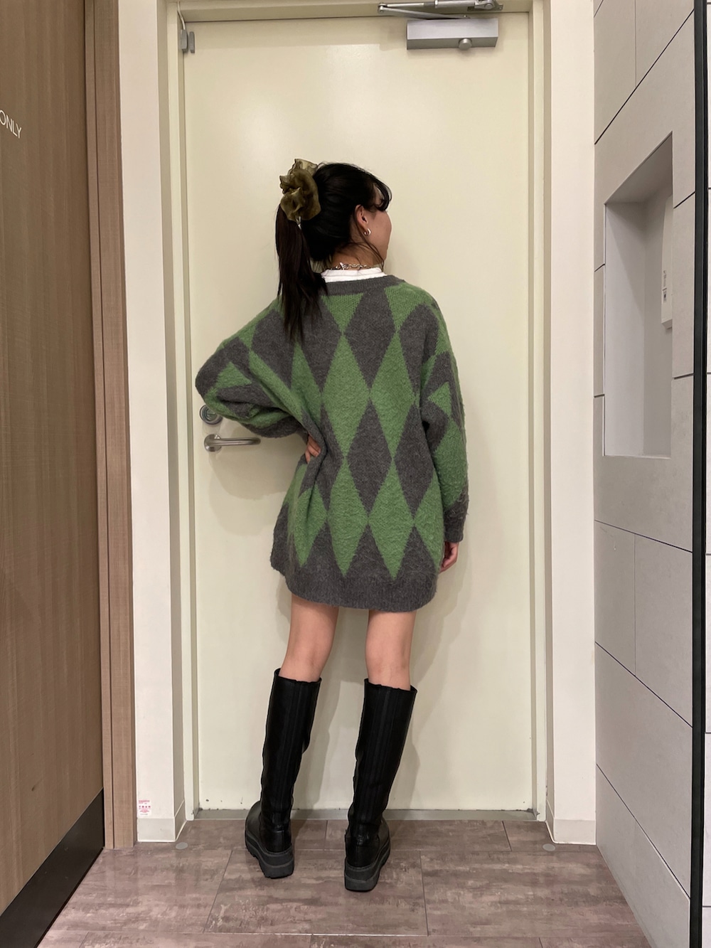 「JEANASiS、ジーナシス、カラーパレット、韓国ファッション、カラーニット、ビッグシルエット、レイヤードスタイル、シンプルコーデ、グリーン、カーディガン、ロングブーツ、Tシャツ、ロンT、ミニスカート、レザースカート」｜「JEANASISの5GダイヤガラキモウVカーディガン/258140（カーディガン/ボレロ、グリーン系）」を使った、Ayukaさん（レディース・159cm）の冬コーディネートの2枚目の写真