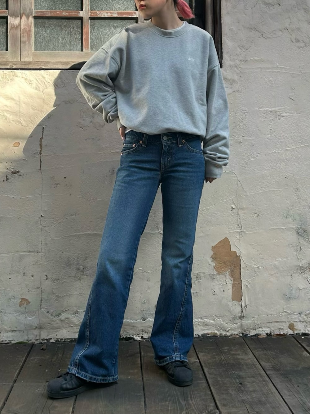 「リーバイス、ローライズ、ローライズフレア、フレアパンツ、スウェット、ラフ、シンプルコーデ、シンプル、パンツスタイル、出勤コーデ、スニーカーコーデ、ブーツカットパンツ、アディダス、スーパースター」｜「Levi'sのアイテム（デニムパンツ、ブルー系）」を使った、ハナさん（レディース・162cm）の冬コーディネートの2枚目の写真