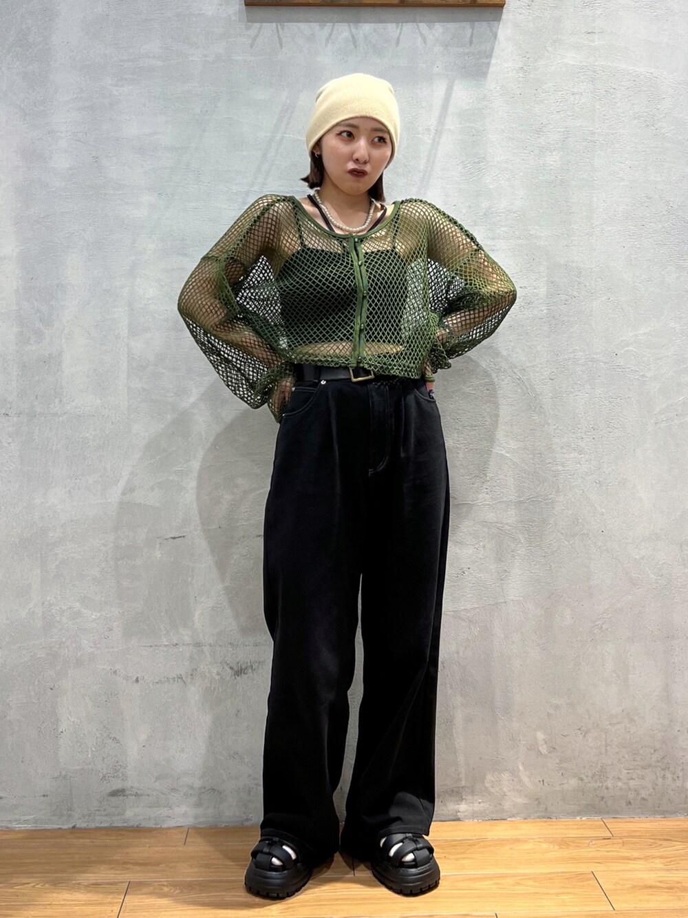 ブラック系のパンツ、ホワイト系のキャミソール、グリーン系のTシャツ/カットソーを着用したレディースの夏コーディネートの2枚目の写真