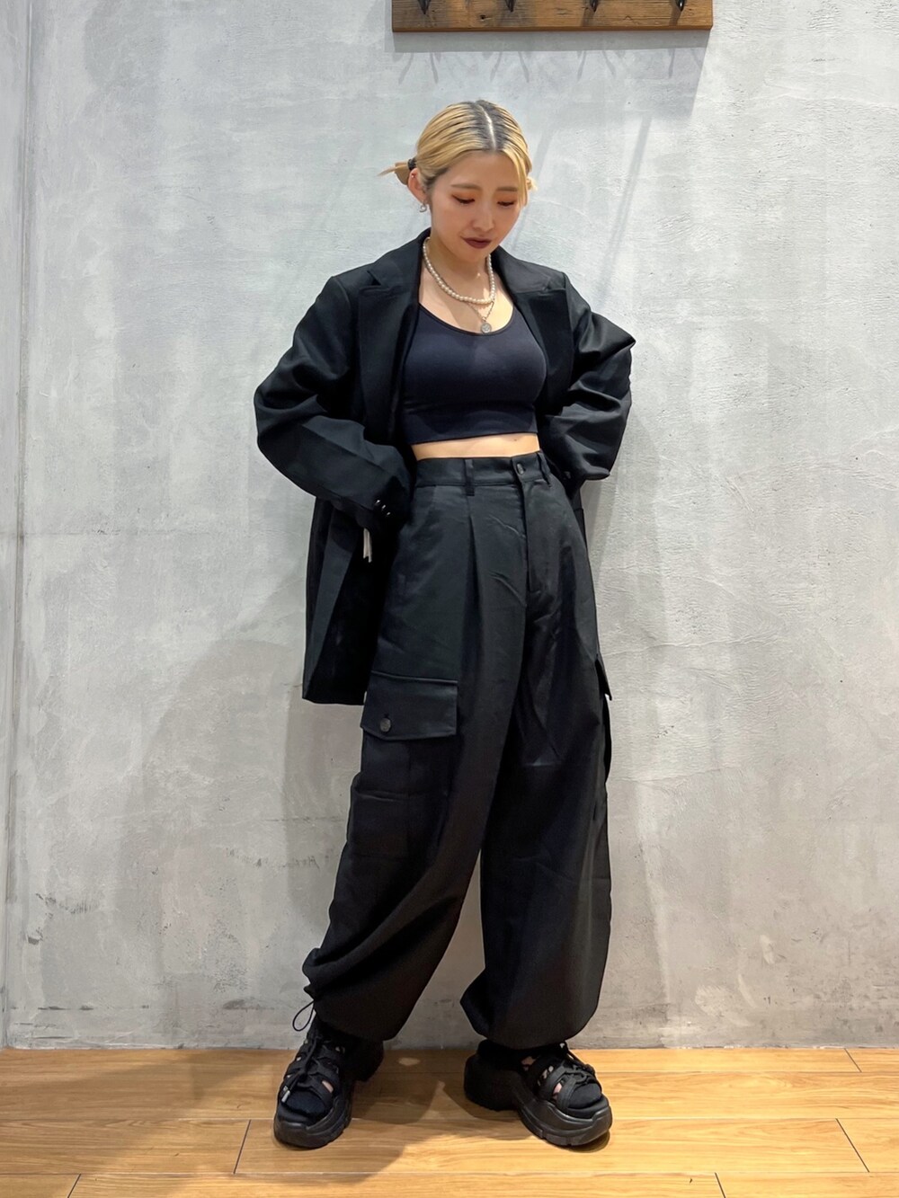 ブラック系のテーラードジャケット、ブラック系のカーゴパンツを着用したレディースの夏コーディネートの2枚目の写真