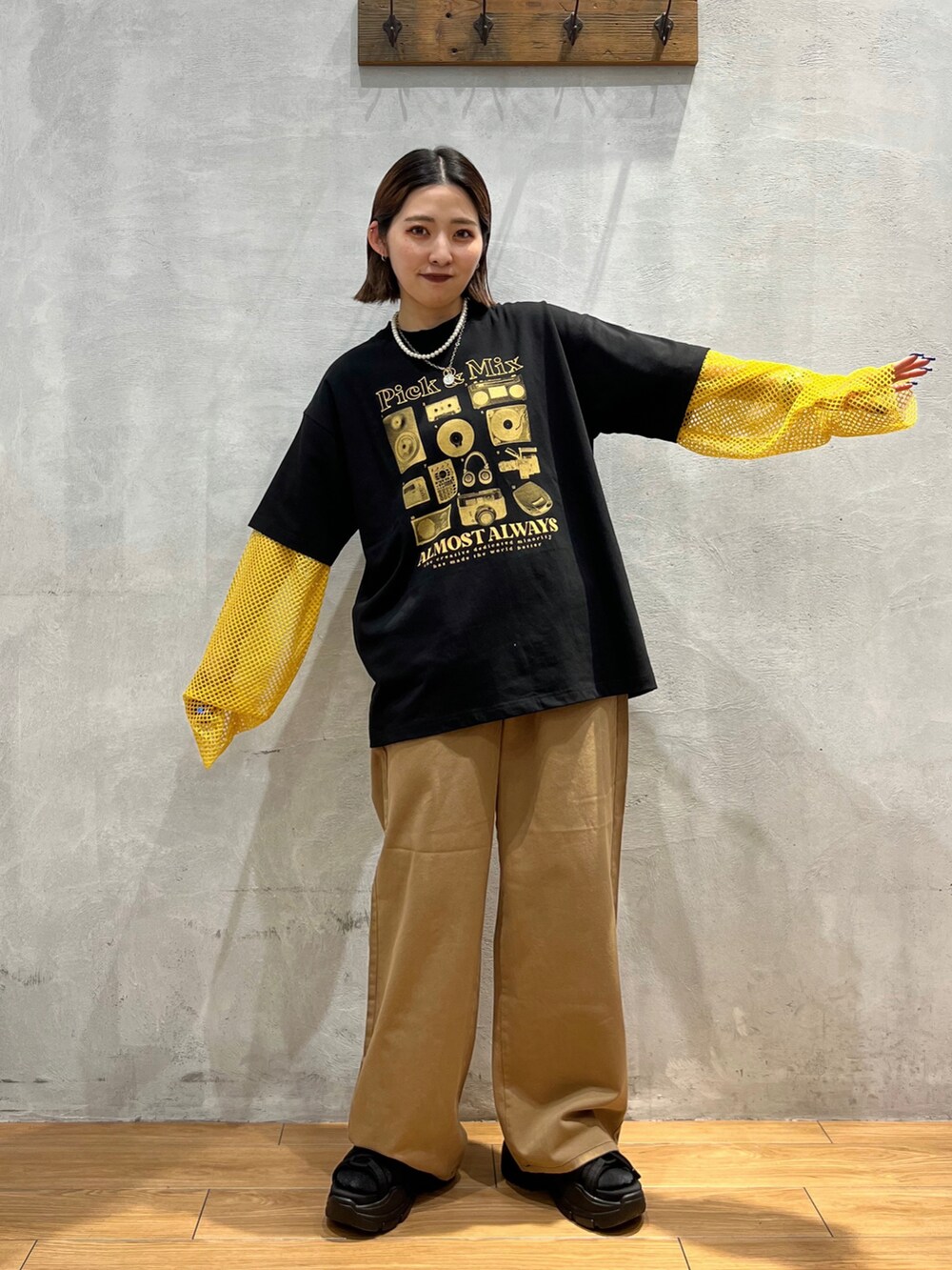 ブラック系のTシャツ/カットソー、ベージュ系のその他パンツ、イエロー系のその他トップスを着用したレディースの夏コーディネートの2枚目の写真