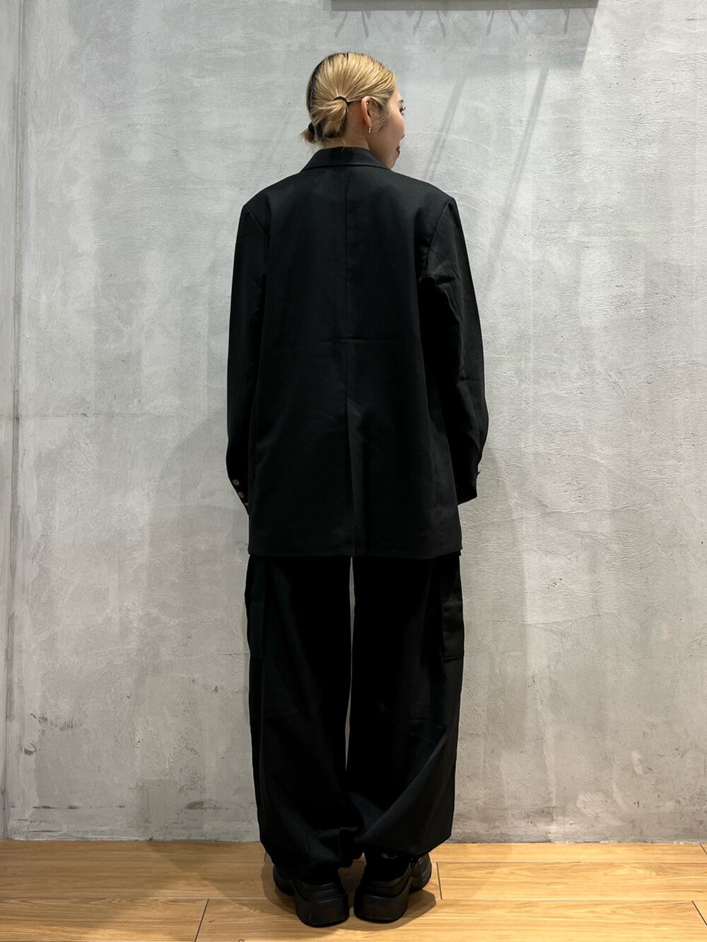 ブラック系のテーラードジャケット、ブラック系のカーゴパンツを着用したレディースの夏コーディネートの4枚目の写真