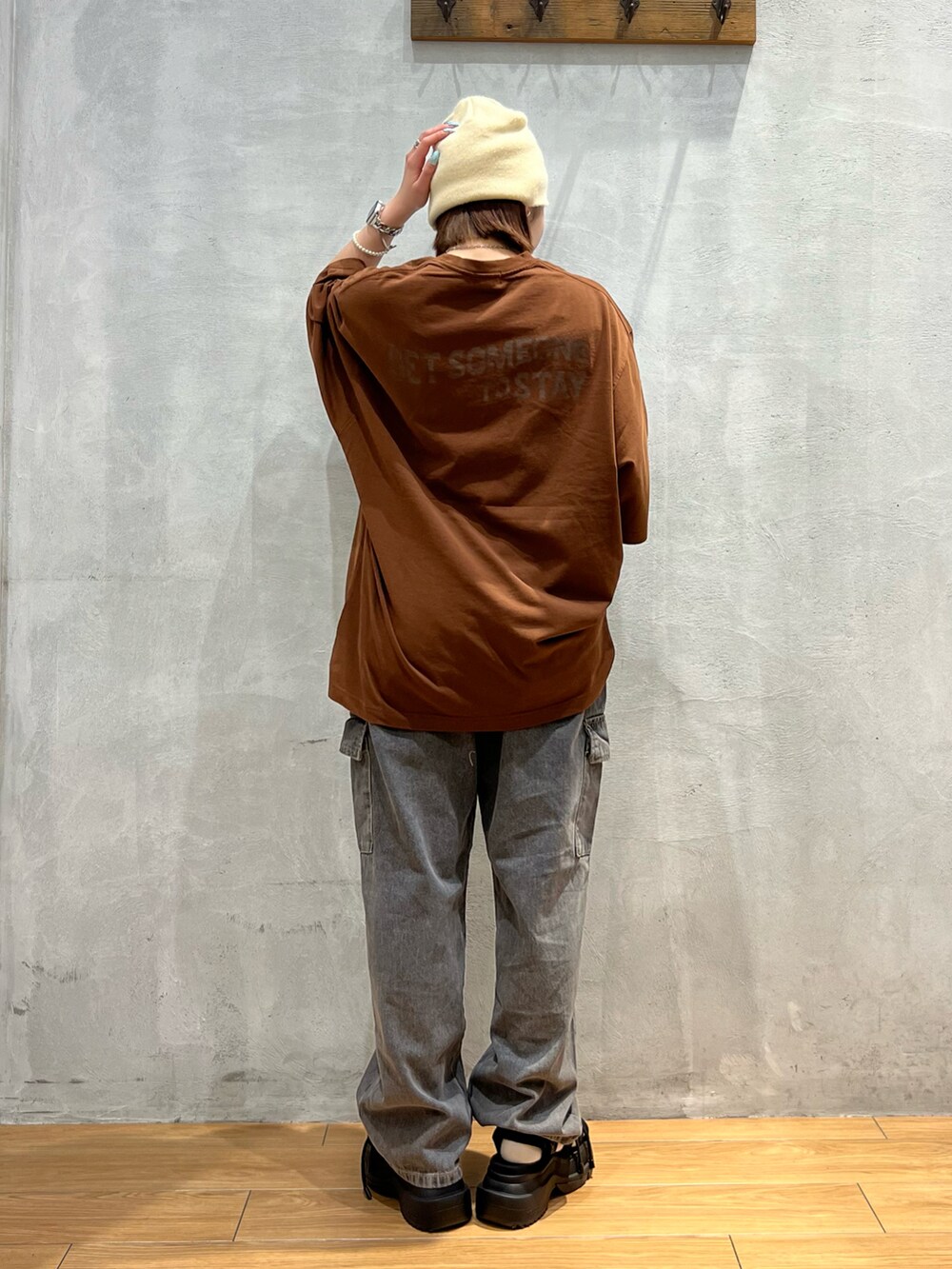 ブラウン系のTシャツ/カットソー、ブラック系のデニムパンツ、ブラック系のサンダルを着用したレディースの夏コーディネートの4枚目の写真