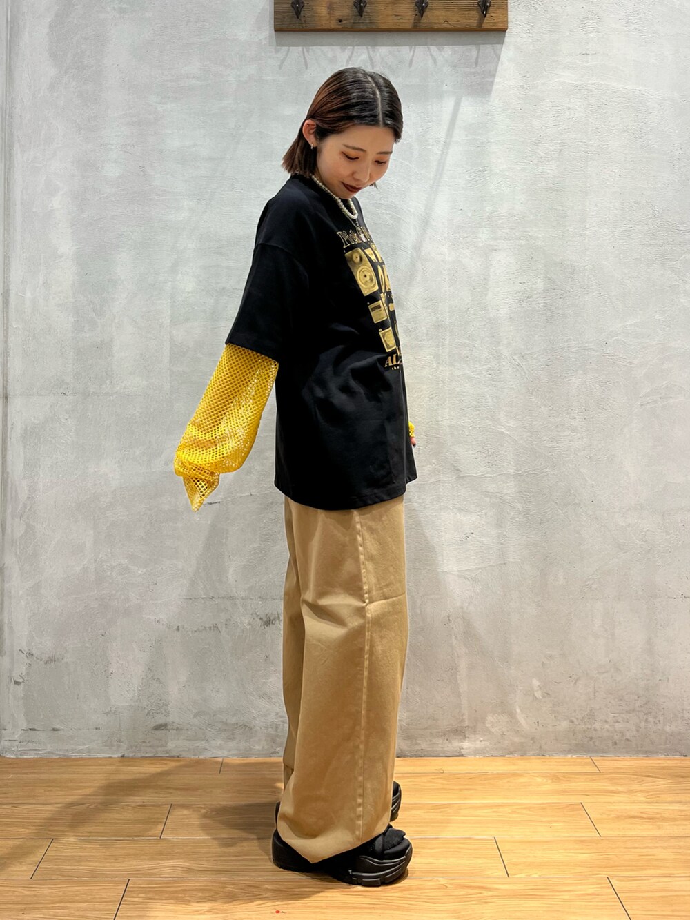 ブラック系のTシャツ/カットソー、ベージュ系のその他パンツ、イエロー系のその他トップスを着用したレディースの夏コーディネートの3枚目の写真