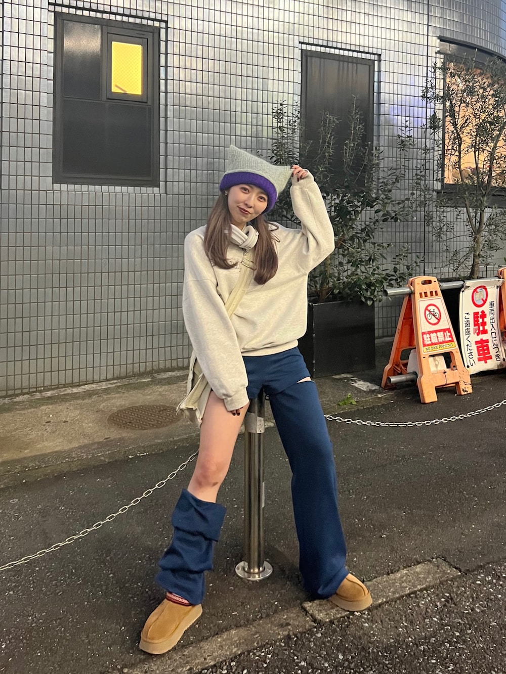 グレー系のスウェット、ブルー系のスウェットパンツ、ブラウン系のブーツを着用したレディースの春コーディネートの3枚目の写真