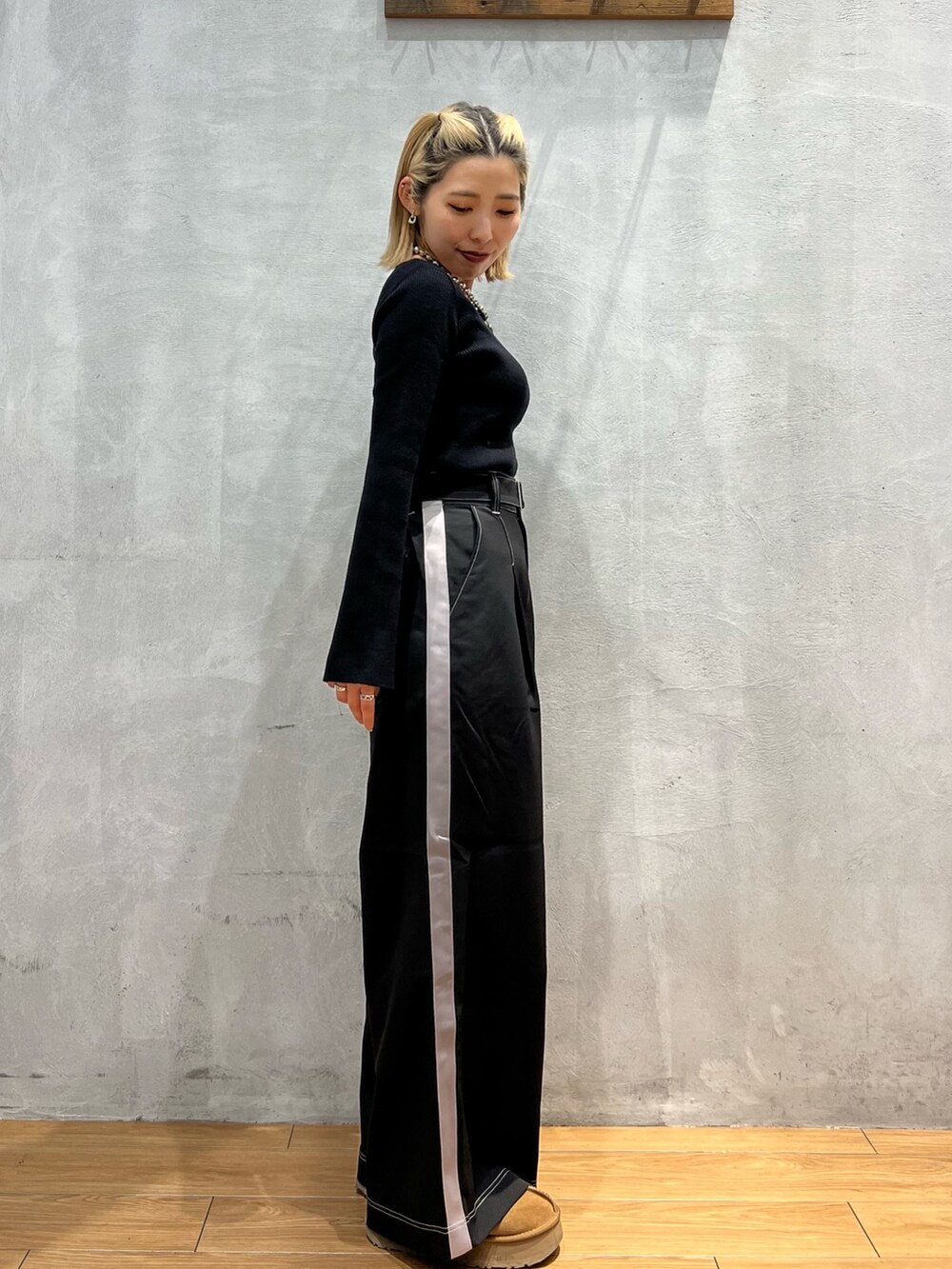 ホワイト系のジャケット/アウター、ブラック系のTシャツ/カットソー、ブラック系のパンツを着用したレディースの秋コーディネートの3枚目の写真