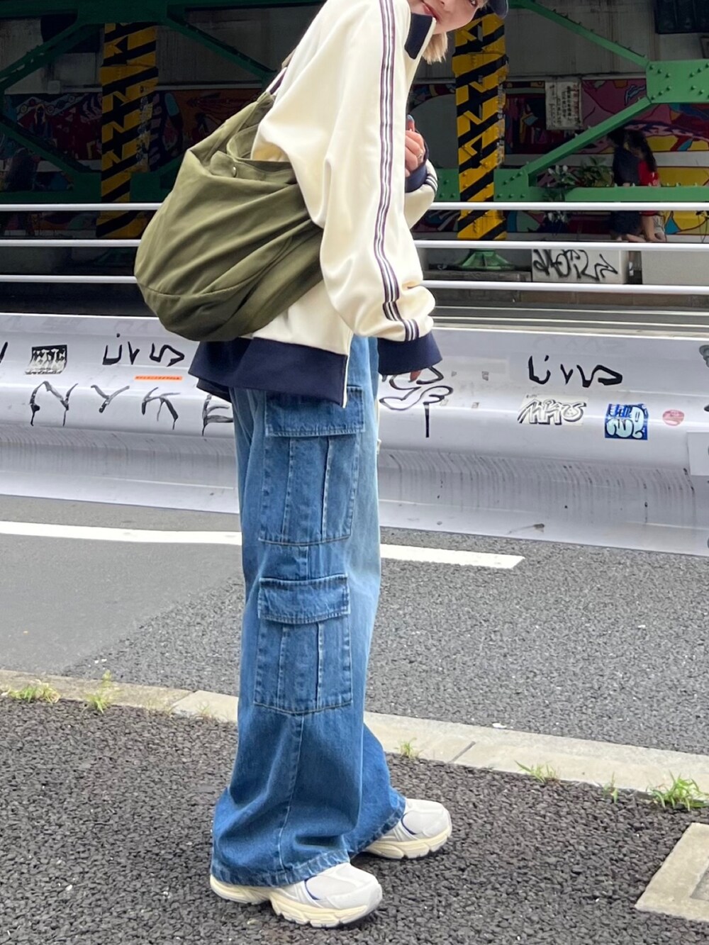 ブルー系のデニムパンツ、ホワイト系のセットアップ、ブラック系のキャミソールを着用したレディースの夏コーディネートの4枚目の写真