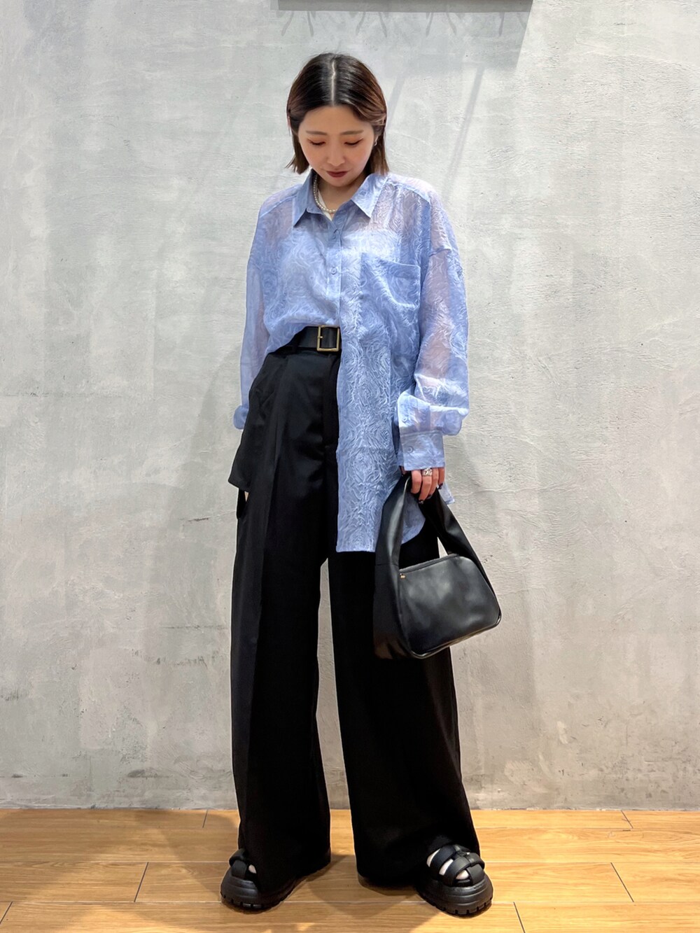 ブラック系のその他パンツ、ブルー系のシャツ/ブラウス、ホワイト系のキャミソールを着用したレディースの夏コーディネートの2枚目の写真