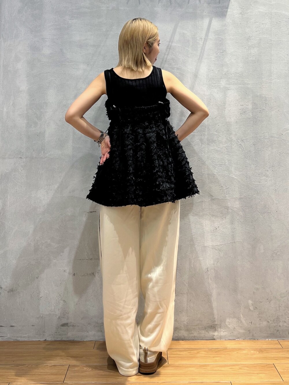 ホワイト系のその他パンツ、ブラック系のトップス、ブラック系のタンクトップを着用したレディースの夏コーディネートの4枚目の写真