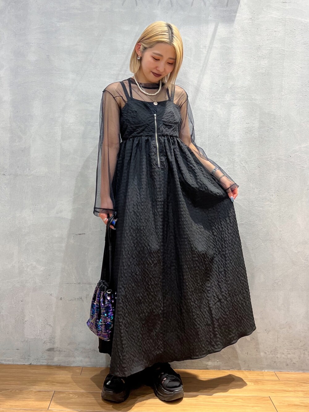 ブラック系のワンピース、ブラック系のトップス、その他のバッグを着用したレディースの夏コーディネートの2枚目の写真