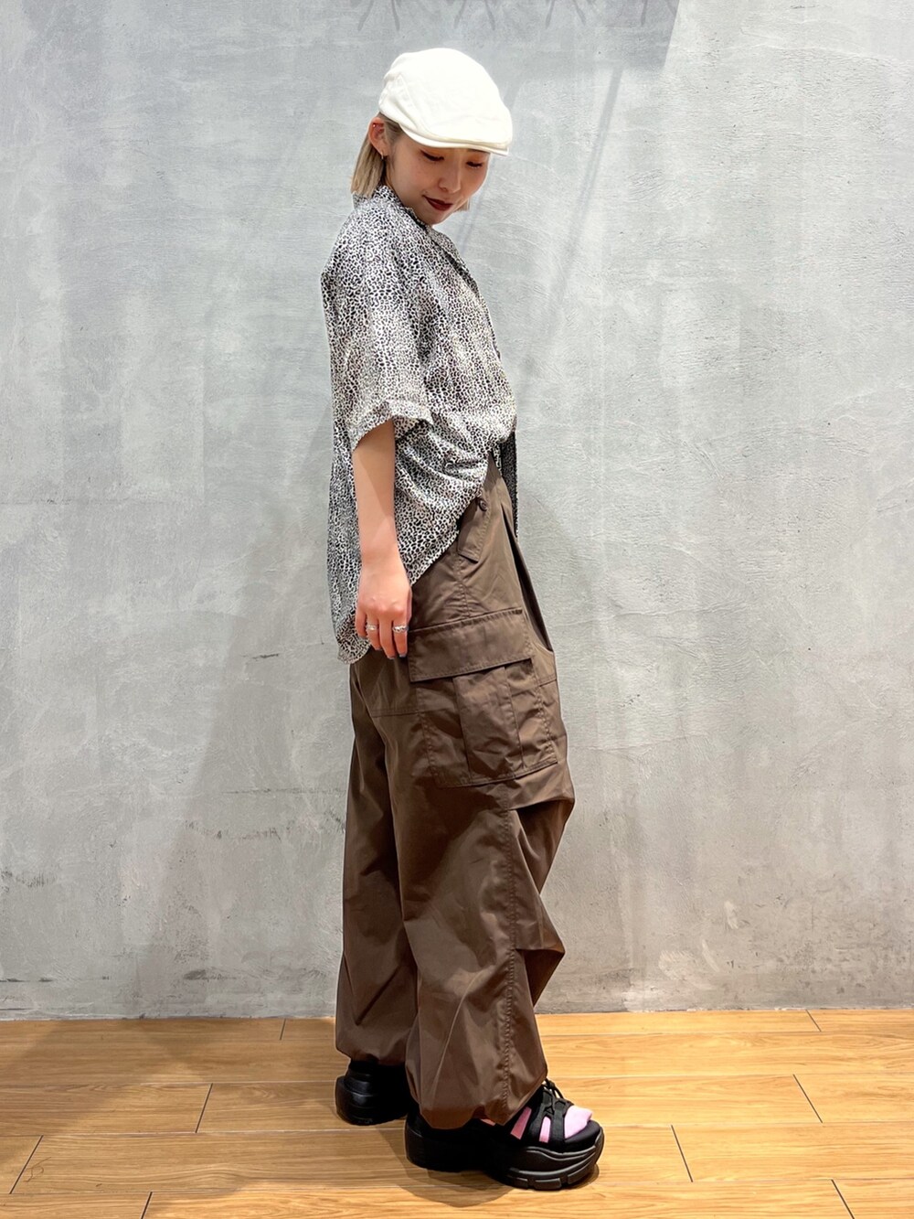 ブラウン系のスラックス、ピンク系のタンクトップ、ホワイト系のシャツ/ブラウスを着用したレディースの夏コーディネートの3枚目の写真