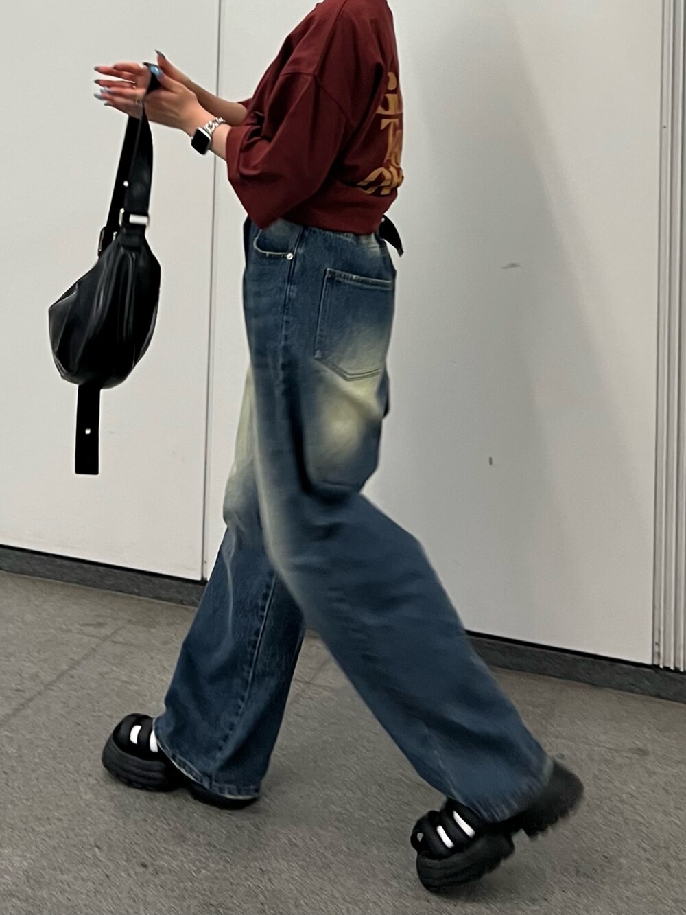 レッド系のTシャツ/カットソー、ブラック系のショルダーバッグ、ブラック系のサンダルを着用したレディースの夏コーディネートの2枚目の写真