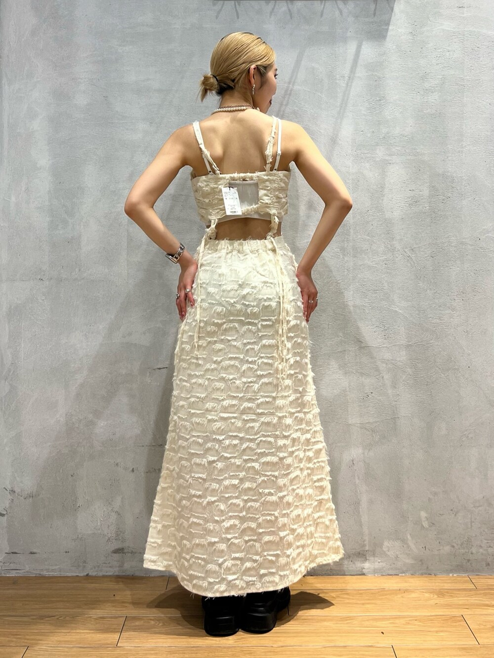 ホワイト系のワンピース/ドレスを着用したレディースの秋コーディネートの3枚目の写真