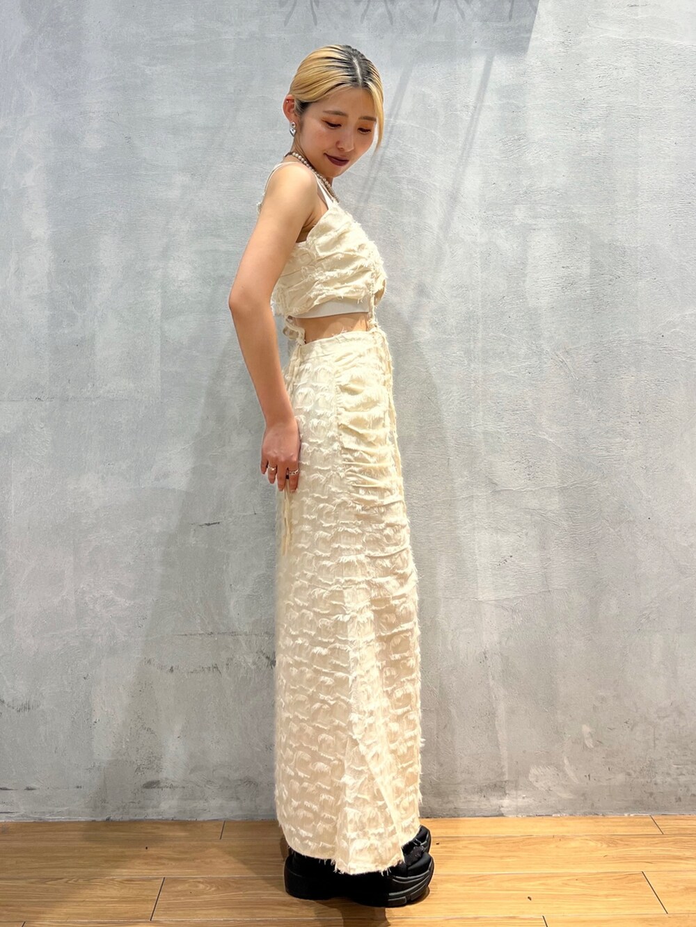 ホワイト系のワンピース/ドレスを着用したレディースの秋コーディネートの2枚目の写真