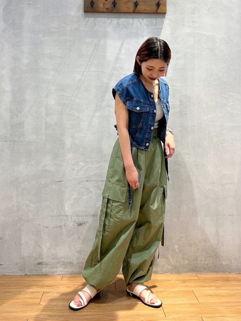 グリーン系のカーゴパンツ、ホワイト系のサンダル、ブルー系のその他アウターを着用したレディースの夏コーディネートの2枚目の写真