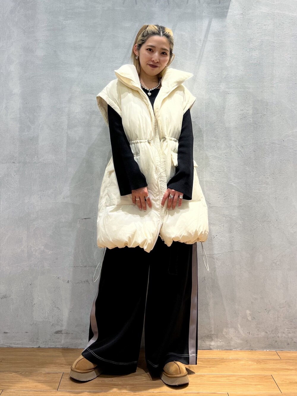 ホワイト系のジャケット/アウター、ブラック系のTシャツ/カットソー、ブラック系のパンツを着用したレディースの秋コーディネートの2枚目の写真