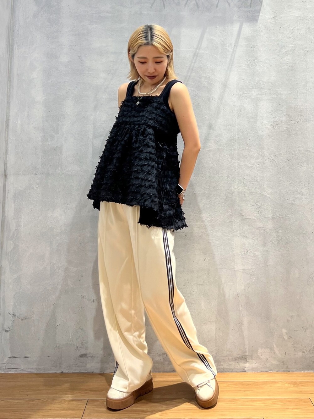 ホワイト系のその他パンツ、ブラック系のトップス、ブラック系のタンクトップを着用したレディースの夏コーディネートの2枚目の写真