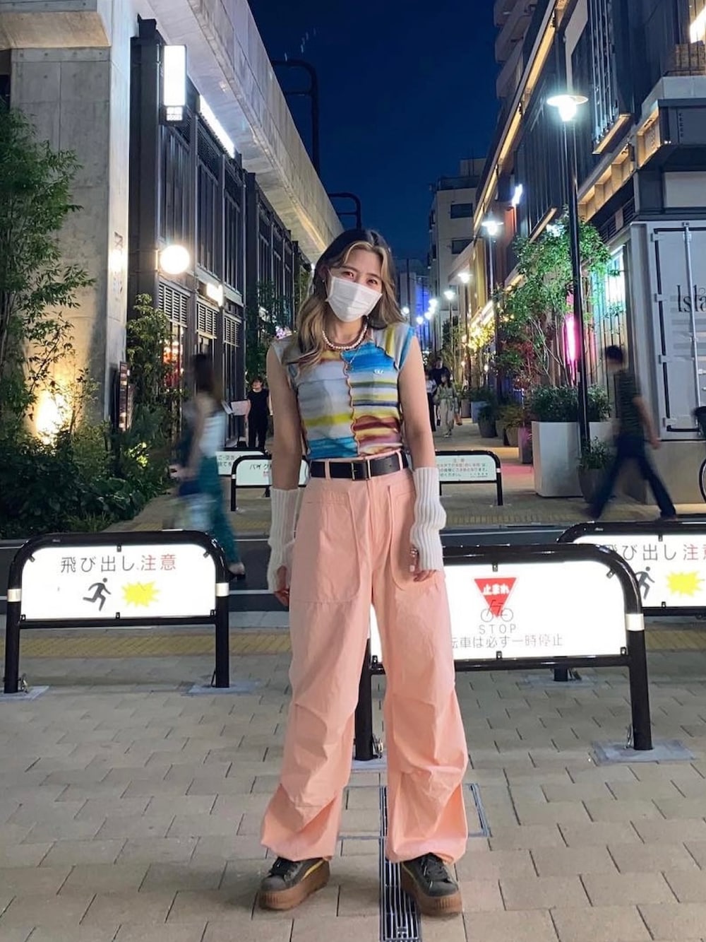 その他のTシャツ/カットソー、ピンク系のカーゴパンツ、グリーン系のスニーカーを着用したレディースの春コーディネートの3枚目の写真