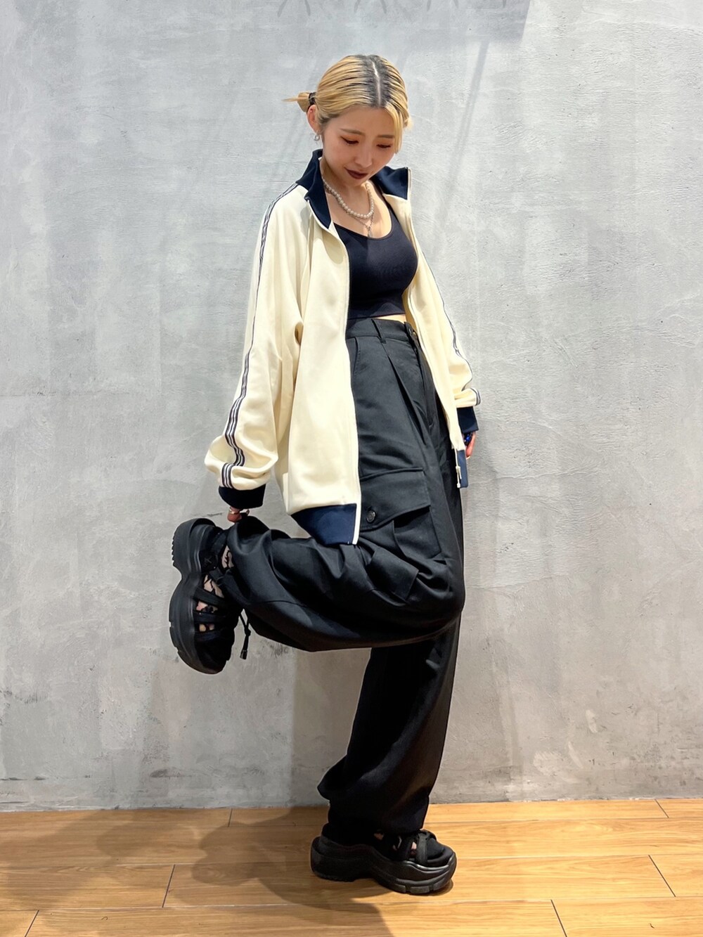 「ストリート、楽チンコーデ、お出かけコーデ、秋のコーデ、秋服準備はじめました、パンツ、トラックジャケット、骨格ウェーブ、WEARyouthコーデ、PAGEBOY」｜「PBLIMのPAGEBOYLIM/トラックジャケット（セットアップ、ホワイト系）」を使った、はましおさん（レディース・158cm）の夏コーディネートの2枚目の写真