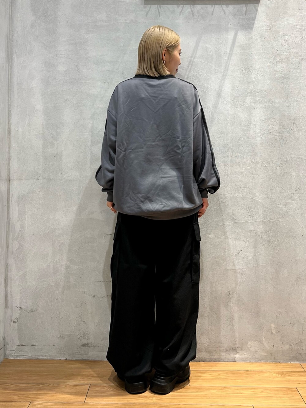 グレー系のその他トップス、ブラック系のカーゴパンツを着用したレディースの秋コーディネートの3枚目の写真