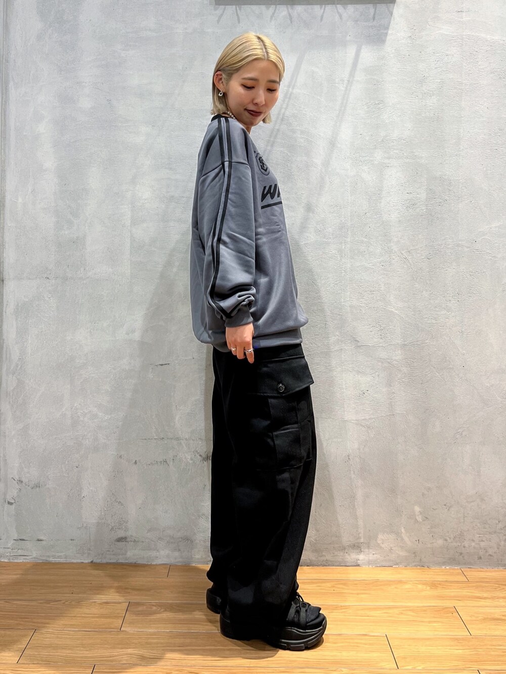 グレー系のその他トップス、ブラック系のカーゴパンツを着用したレディースの秋コーディネートの2枚目の写真