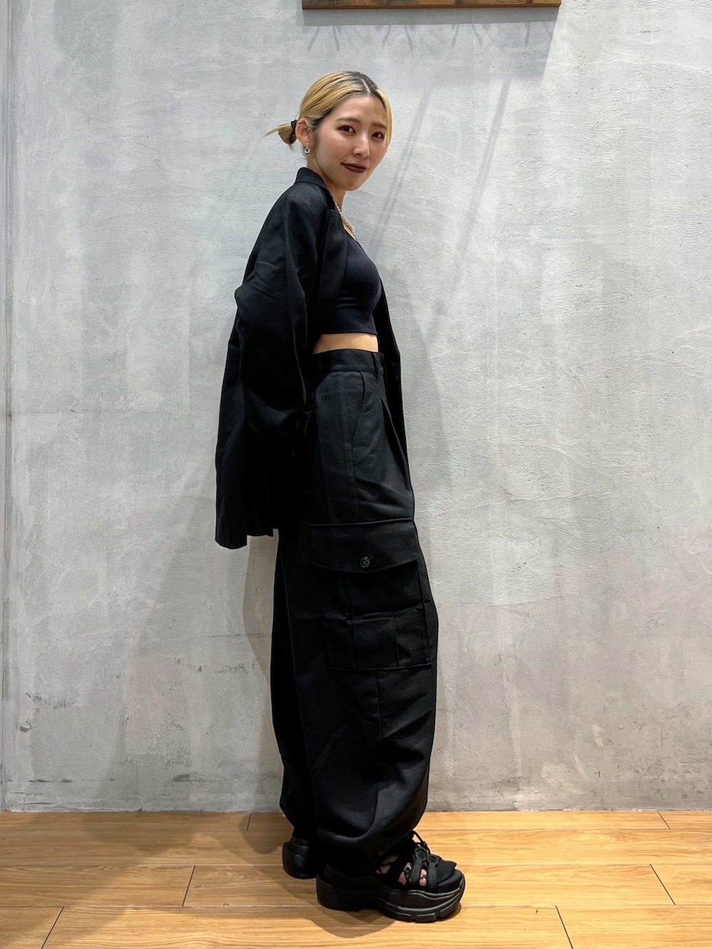 ブラック系のテーラードジャケット、ブラック系のカーゴパンツを着用したレディースの夏コーディネートの3枚目の写真