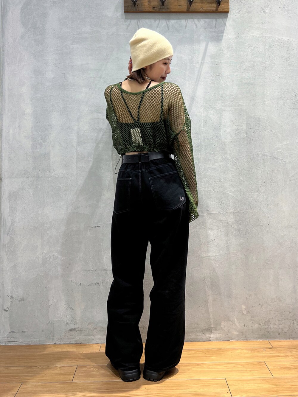 ブラック系のパンツ、ホワイト系のキャミソール、グリーン系のTシャツ/カットソーを着用したレディースの夏コーディネートの4枚目の写真