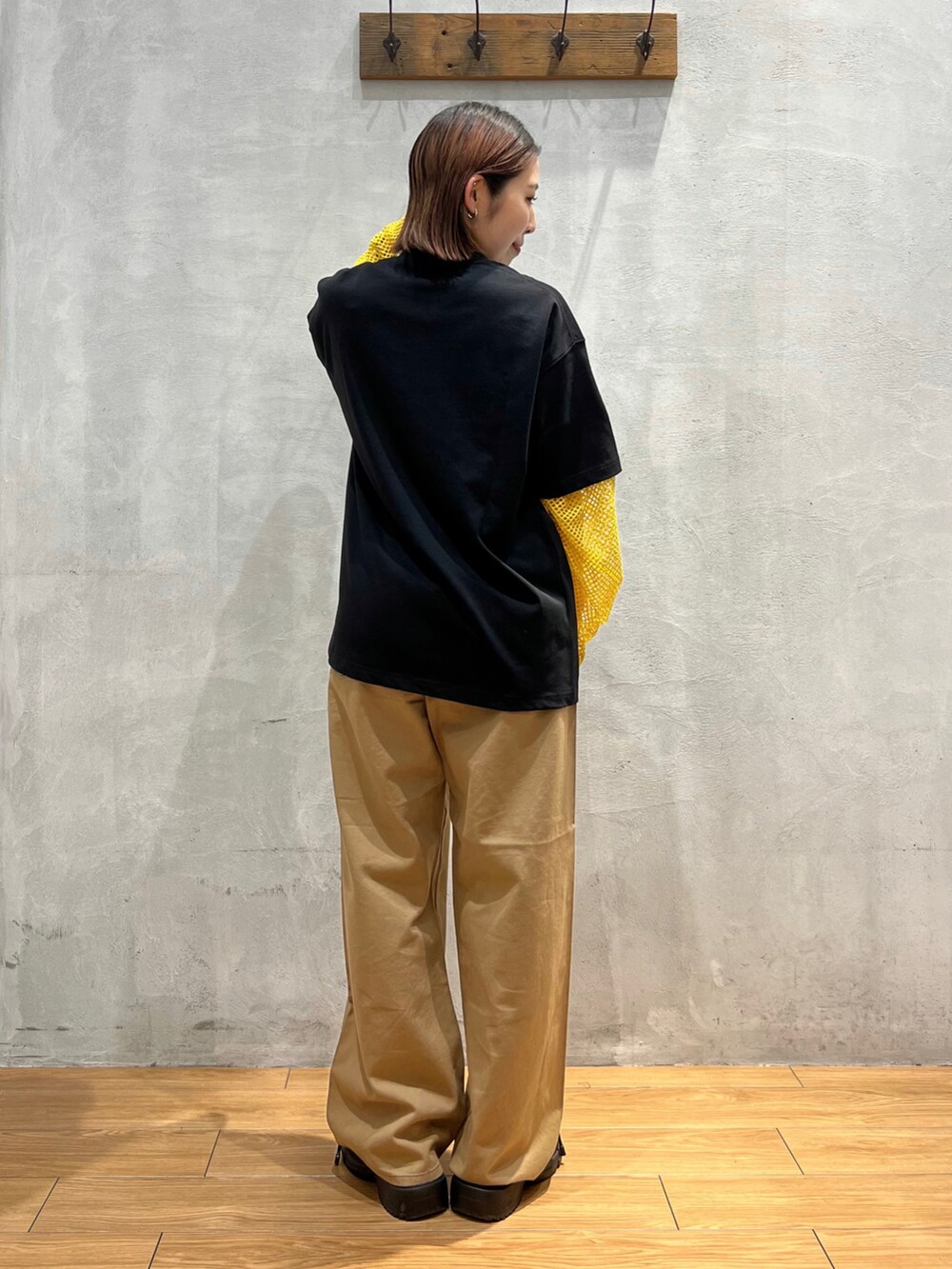 ブラック系のTシャツ/カットソー、ベージュ系のその他パンツ、イエロー系のその他トップスを着用したレディースの夏コーディネートの4枚目の写真