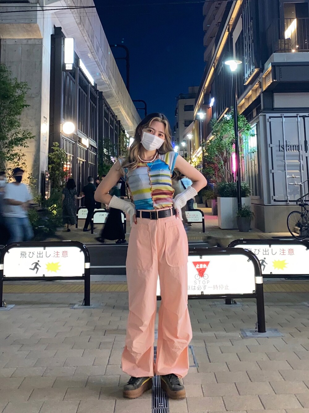 その他のTシャツ/カットソー、ピンク系のカーゴパンツ、グリーン系のスニーカーを着用したレディースの春コーディネートの2枚目の写真