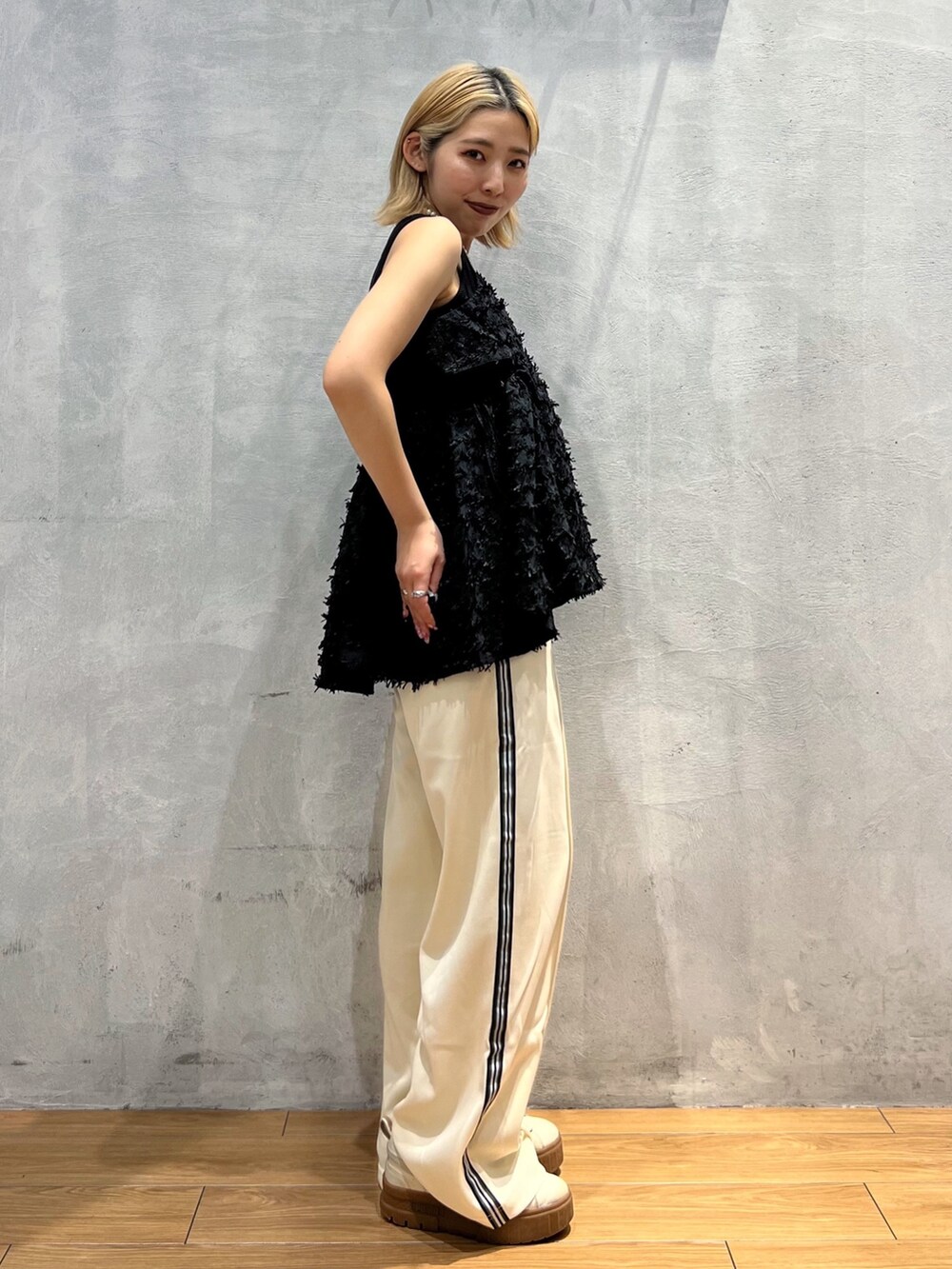 ホワイト系のその他パンツ、ブラック系のトップス、ブラック系のタンクトップを着用したレディースの夏コーディネートの3枚目の写真