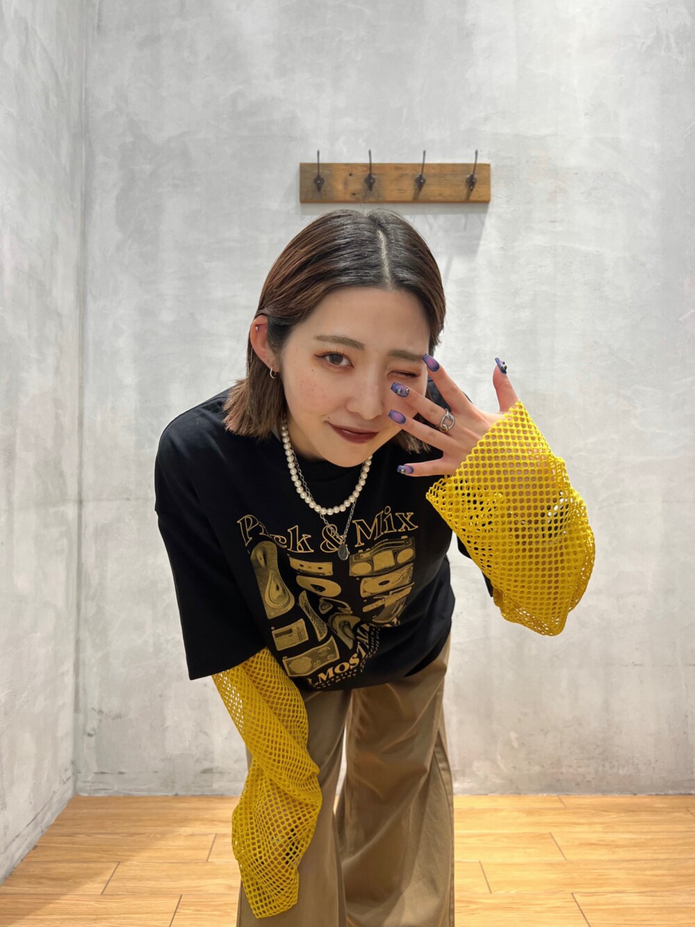 ブラック系のTシャツ/カットソー、ベージュ系のその他パンツ、イエロー系のその他トップスを着用したレディースの夏コーディネートの5枚目の写真