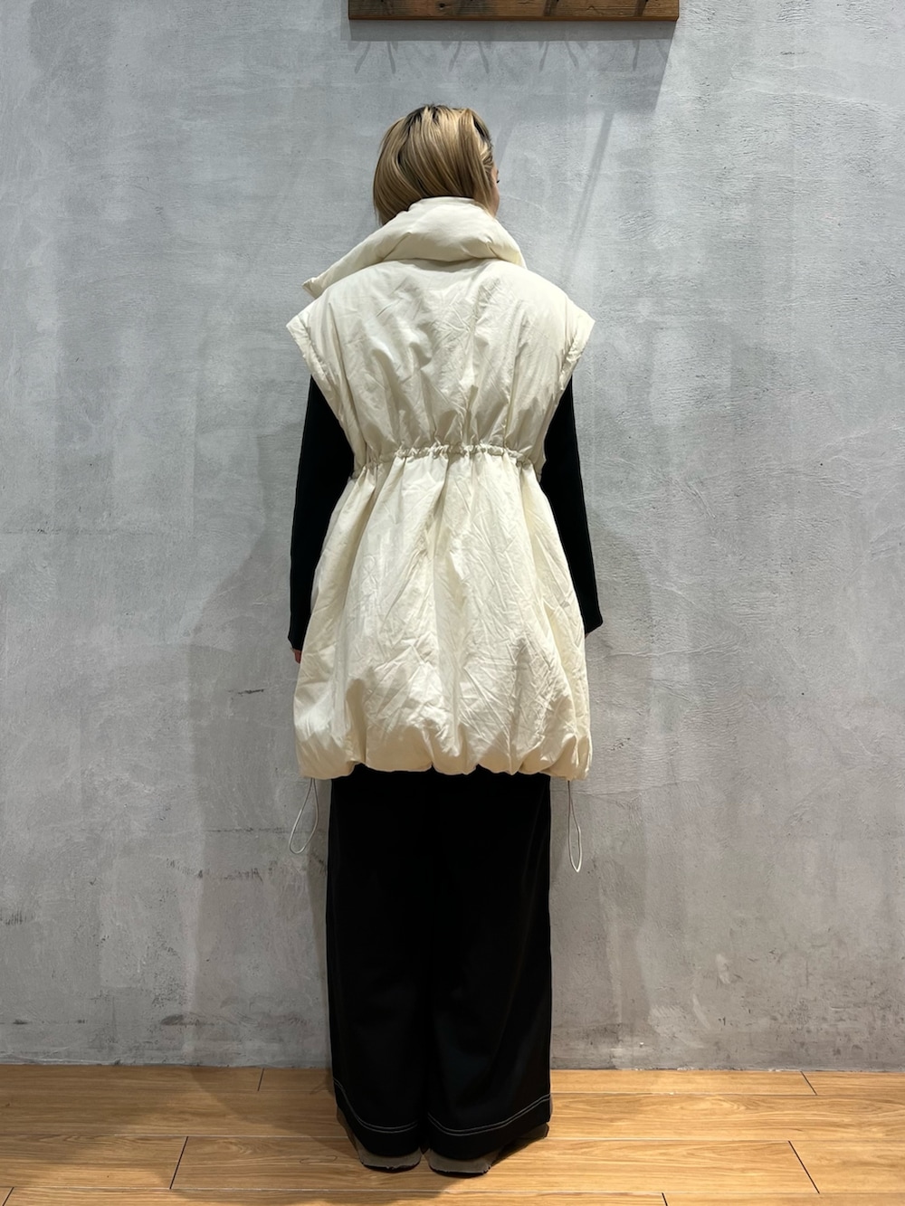 ホワイト系のジャケット/アウター、ブラック系のTシャツ/カットソー、ブラック系のパンツを着用したレディースの秋コーディネートの4枚目の写真