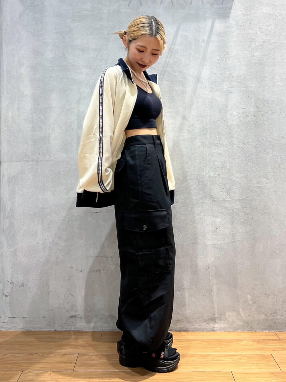 「ストリート、楽チンコーデ、お出かけコーデ、秋のコーデ、秋服準備はじめました、パンツ、トラックジャケット、骨格ウェーブ、WEARyouthコーデ、PAGEBOY」｜「PBLIMのPAGEBOYLIM/トラックジャケット（セットアップ、ホワイト系）」を使った、はましおさん（レディース・158cm）の夏コーディネートの3枚目の写真