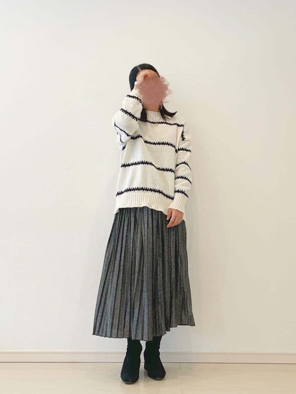 ホワイト系のその他アウター、ベージュ系のバッグ、ブラック系のスカートを着用したレディースの冬コーディネートの2枚目の写真