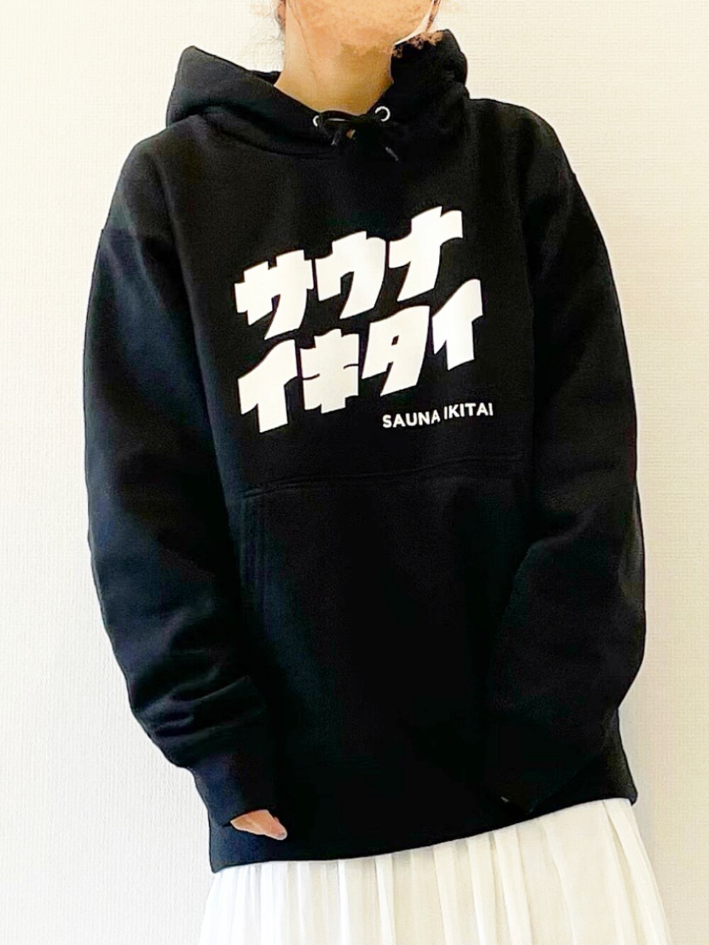 「低身長コーデ、パーカー、パーカーコーデ、モノトーン、ライブコーデ、152cmコーデ」｜「chocomeeのケシプリーツスカート（スカート、ホワイト系）」を使った、yuri*さん（レディース・152cm）の秋コーディネートの2枚目の写真