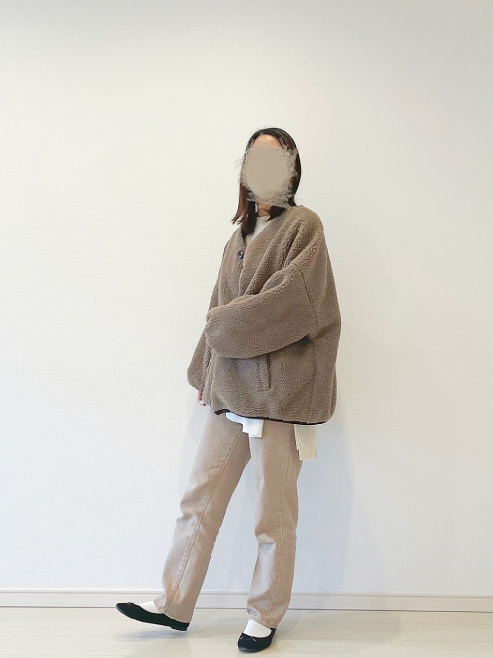 「秋のコーデ、低身長コーデ、152cm、chocomee、ボアブルゾン、カフェコーデ、淡色コーデ、淡色女子、おしゃれさんと繋がりたい」｜「chocomeeのロゴトート（トートバッグ、ホワイト系）」を使った、yuri*さん（レディース・152cm）の秋コーディネートの2枚目の写真