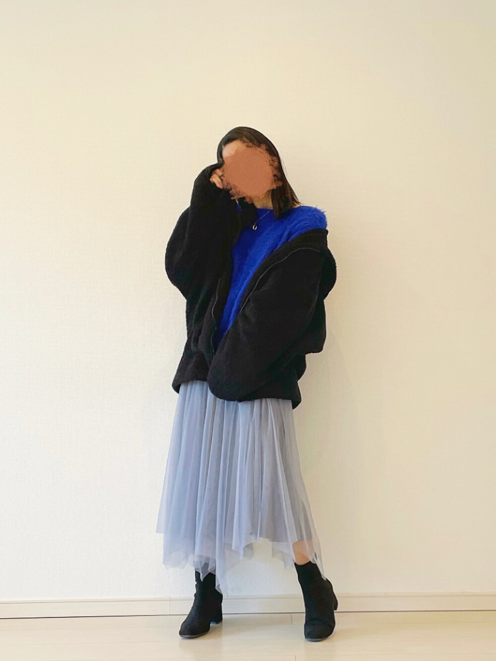 「おしゃれさんと繋がりたい、今日のコーデ、ショートブーツ、低身長、カフェ、ブルー、chocomee、152cmコーデ」｜「chocomeeのランダムチュールスカート（スカート、グレー系）」を使った、yuri*さん（レディース・152cm）の冬コーディネートの2枚目の写真