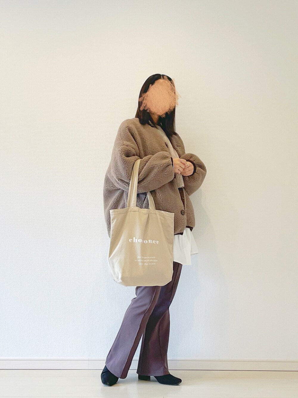 ベージュ系のトップス、ホワイト系のシャツ/ブラウス、ブラウン系のその他パンツを着用したレディースの冬コーディネートの2枚目の写真