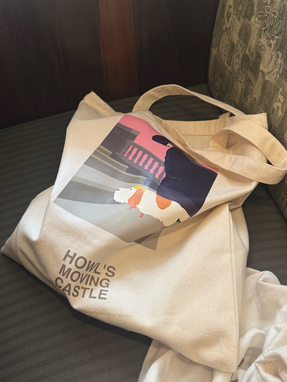 ホワイト系のスニーカー、ブラック系のワンピース、ホワイト系のトートバッグを着用したレディースの夏コーディネートの3枚目の写真