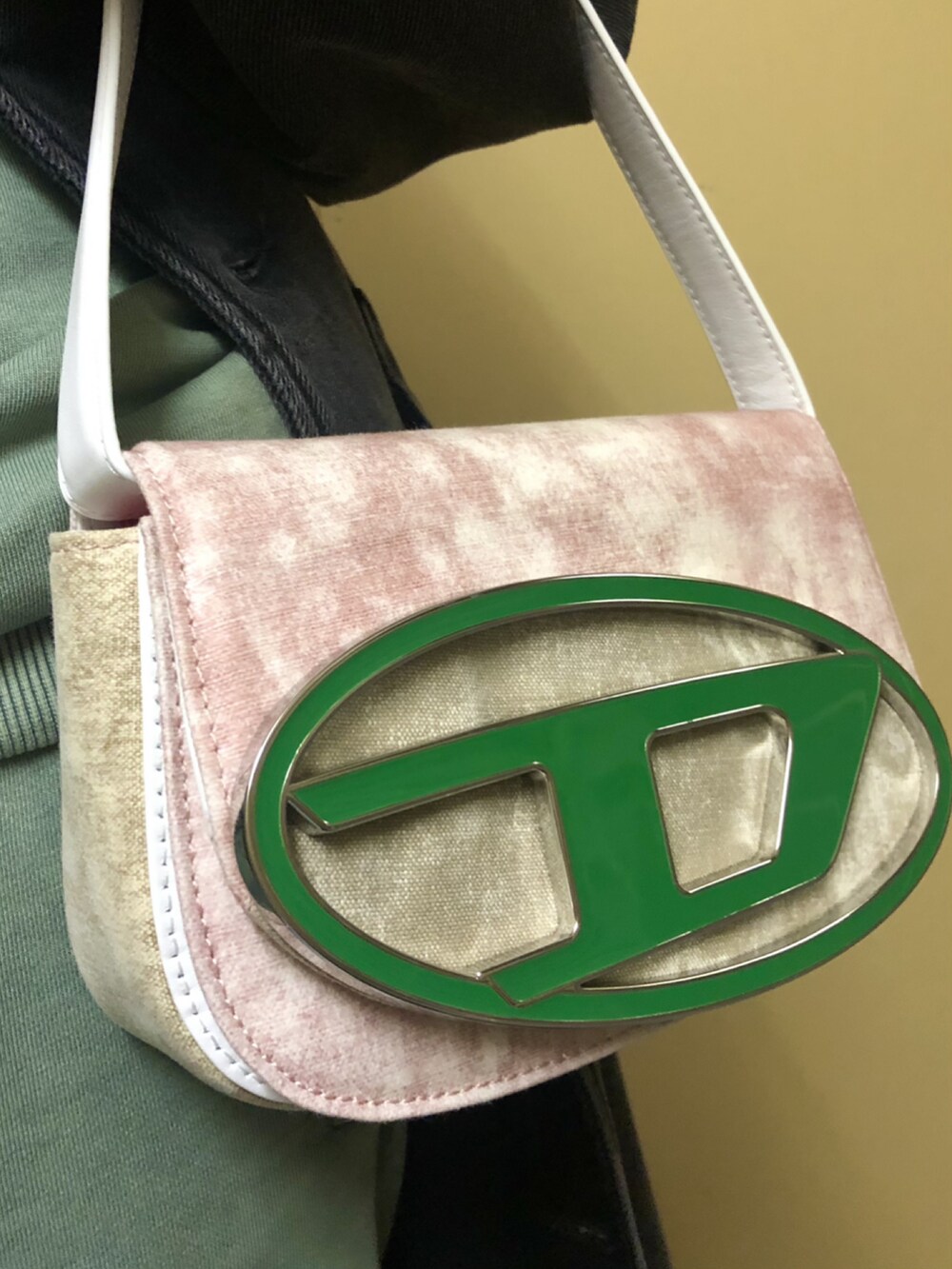 グリーン系のスウェット、グリーン系のその他パンツ、その他のスニーカーを着用したレディースの冬コーディネートの2枚目の写真