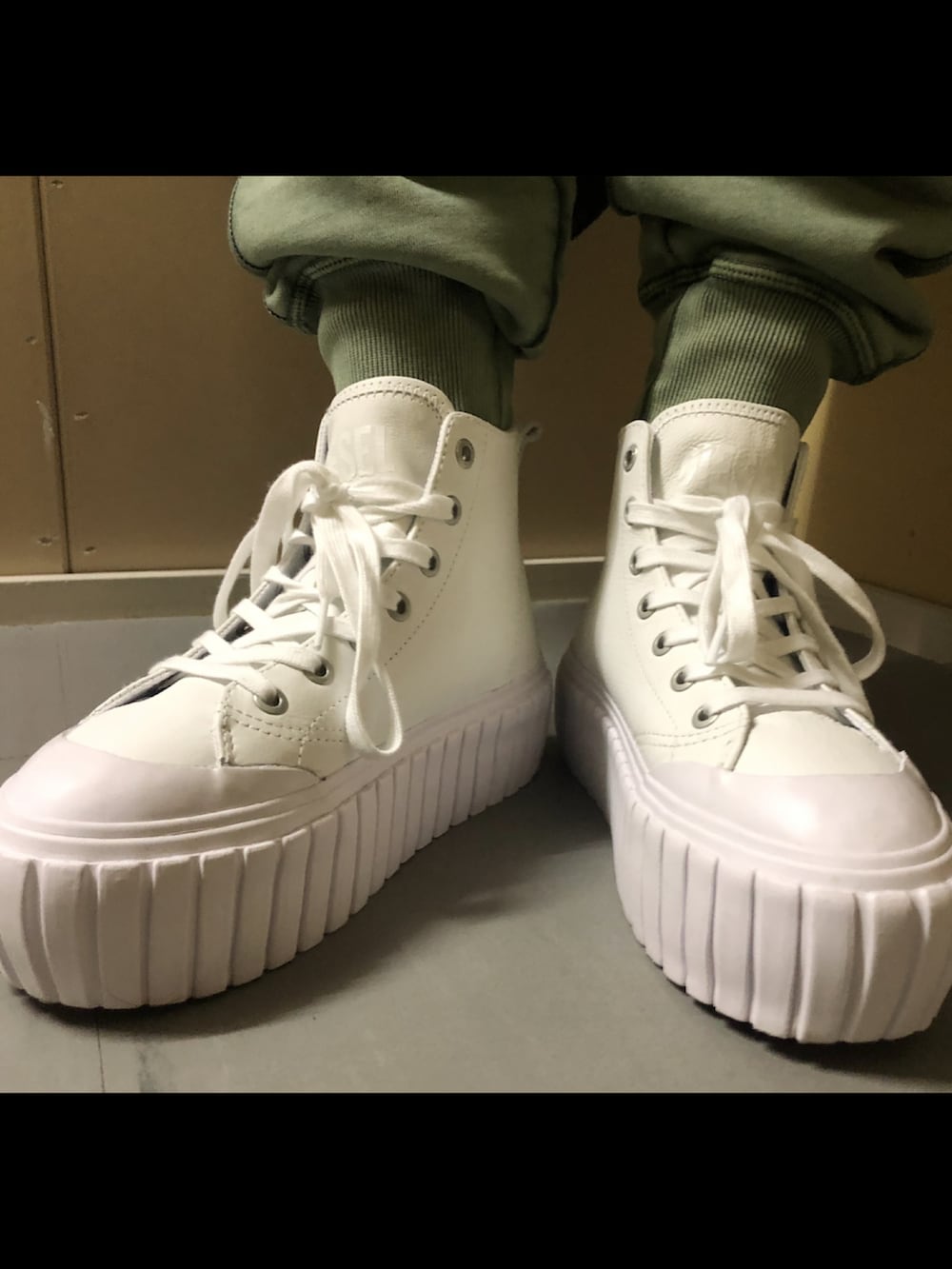 グリーン系のスウェット、グリーン系のその他パンツ、その他のスニーカーを着用したレディースの冬コーディネートの3枚目の写真