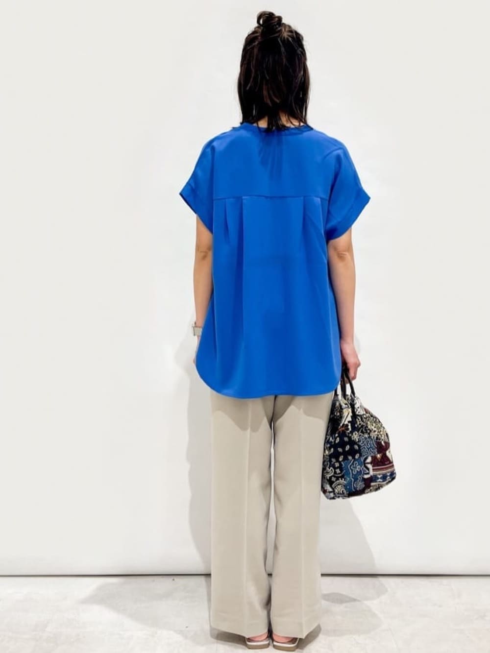 ブルー系のシャツ/ブラウス、シルバー系のサンダル、グレー系のその他パンツを着用したレディースの夏コーディネートの8枚目の写真